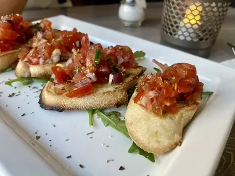 Geroosterd brood met tomaat, rucola en basilicum