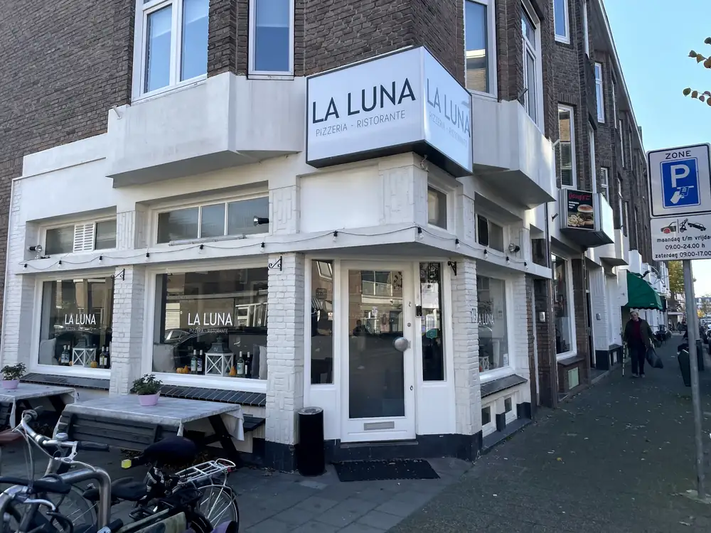 De gevel van La Luna op de hoek van de Weissenbruchstraat