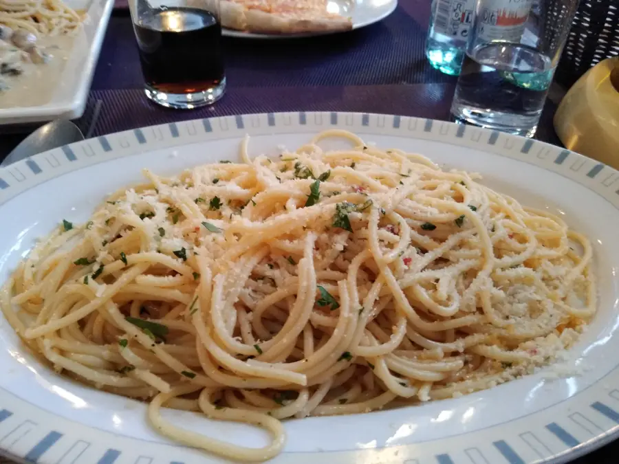 Bord spaghetti met parmezaan en peterselie